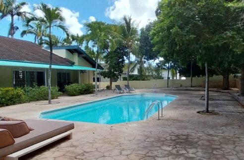 Huurwoning Jan Sofat met zwembad