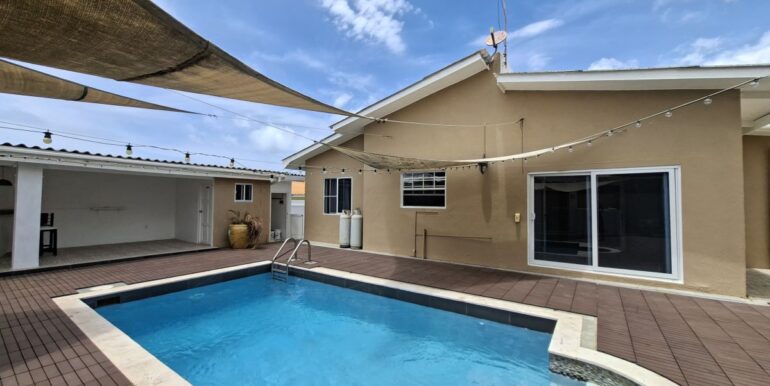 Huurwoning Sunset Heights met zwembad