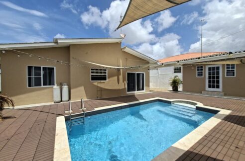 Huurwoning Sunset Heights met zwembad