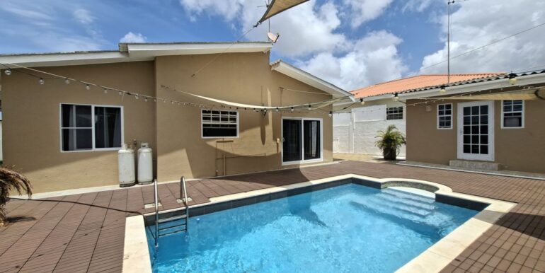 Huurwoning Sunset Heights met zwembad